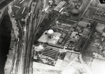 94772 Luchtfoto van de gasfabriek en een gedeelte van het spoorwegemplacement met loodsen en treinen te Zeist uit het ...